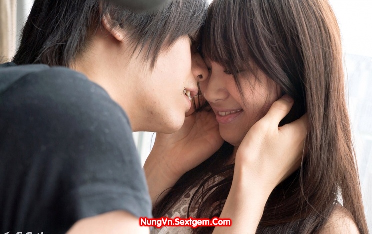 Bóp vú gái Nhật Bản còn trinh